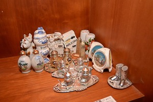 lot 419 image: Mid-Century Salt and Pepper Shakers made from Post War Japan
