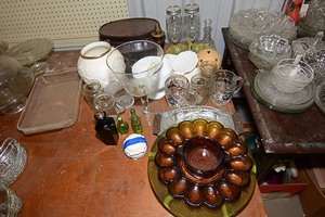 lot 431 image: Guinness Beer Glass Mugs, Assorted Serving Trays, and other unique glassware