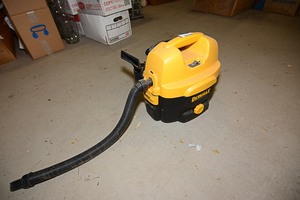 lot 434 image: Dewalt DC500 2 Gallon Shop Vac