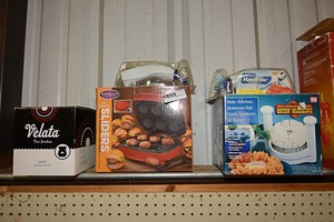lot 438 image: Electric SlidersHamburger Cooker, Onion Cutting Machine, Fondue Warmer, Hand Vacuum Sealer
