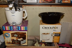 lot 439 image: Crockpot, Electric Smores Cooker in box, T-Fal Deep Fryer