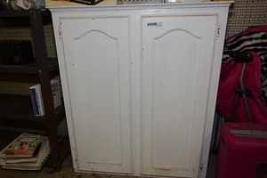 lot 440 image: Whte Kitchen Cabinet (Contents Not Included)