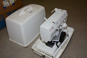 lot 517 image: Singer Sowing Machine with carrying case and manual