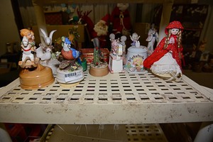 lot 468 image: Wind Up Music Box