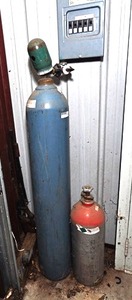lot 290 image: 2 helium tanks ( #s 3C76t EE 2010-0 & 3 AL18000 M4002)