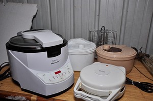 lot 276 image: Deni combo-cooker, Betty Crocker waffle baker, & miscellaneous cooking utensils