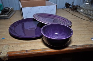 lot 274 image: Mulberry 3 piece bistro set Fiesta Ware 1 salad plate, 1 dinner plate, & 1 bowl