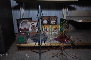 lot 265 image: Assorted Christmas decorations