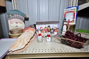 lot 264 image: Assorted Christmas decorations