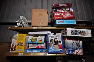 lot 263 image: Assorted games & small fan