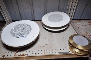 lot 256 image: 4 Quam Professional Series loud speakers & 2 ceiling lights