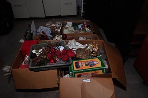 lot 304 image: 6 boxes of assorted Christmas decorations