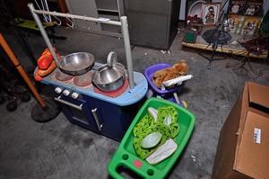 lot 314 image: Childrens play kitchen & accessories