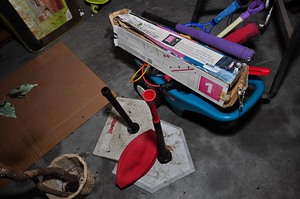 lot 320 image: Miscellaneous childrens athletic equipment & gear