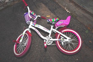 lot 323 image: Ozone 500 Sweetheart girls bicycle with training wheels