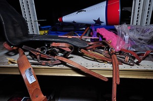 lot 329 image: Assorted horse saddling & riding equipment
