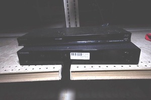 lot 332 image: Samsung BluRay disc player & Sony 3d BlueRay 3D player