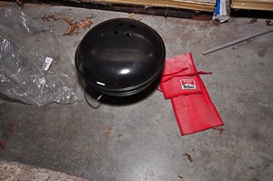 lot 333 image: Unused charcoal portable grill & Marlboro unlimited knife holder (knives included)