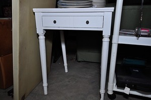 lot 355 image: White decorative end table stoneware not included