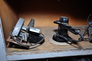 lot 385 image: Electric Black & Decker Skill Saw, Electric Black & Decker Polisher