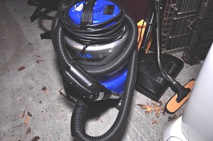lot 392 image: Blue Max Air 2000 Vacuum Cleaner
