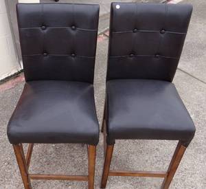 lot 1 image: Beautiful Pair of Leather Upholstered Bar Stools