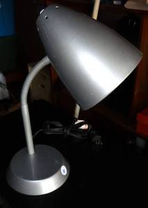 lot 10 image: FLEXIBLE DESK LAMP