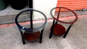 lot 60 image: PRETTY PAIR OF ROUND WOODEN BASE END TABLES WITH GLASS YOPS