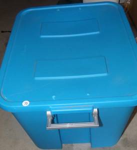 lot 70 image: STERILITE 20 GALLON PLASTIC TOTE WITH LID - BLUE