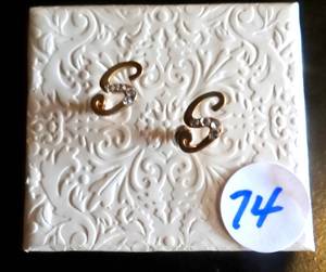 lot 74 image: 10K YELLOW GOLD 5MM ROUND CZ MOUNTED ON LETTER S EARRINGS