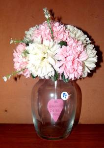 lot 89 image: PRETTY ARTIFIACIAL FLORAL ARRANGEMENT IN GLASS VASE