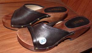 lot 127 image: NICE PAIR OF WOMENS BONGO WOODEN CLOG SANDLES WITH LEATHER STRAP - SIZE 8