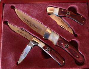 lot 155 image: Winchester 2008 Limited Edition Ersatz Mother of Pearl and Wood Handle Knife Set