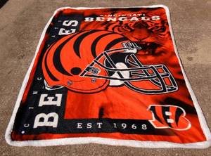lot 158 image: LARGE PLUSH CINNCINNATI BENGALS FLEECE BLANKET