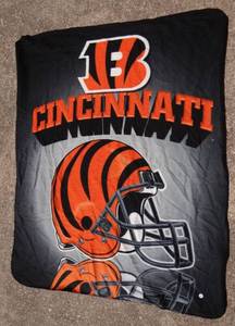 lot 159 image: ANOTHER CINNCINNATI BENGALS FLEECE LIGHTWEIGHT BLANKET