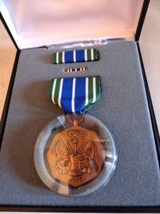 lot 165 image: US Army Medal For Military Achievement 1775 Ribbon Pin New old stock USA