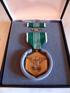 lot 166 image: Army Commendation Full Size Regulation Medal Vietnam Iraq Afghan Green Beret SF