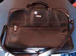 lot 203 image: NICE LEATHER SOLO LAPTOP BRIEFCASE WITH MULTIPLE STORAGE POCKETS