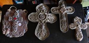 lot 136 image: ASSORTMENT OF STONE FINISH ORNATE CROSSES WALLHANGERS