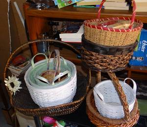 lot 139 image: LARGE ASSORTMENT OF WOVEN BASKETS - ALL SIZES