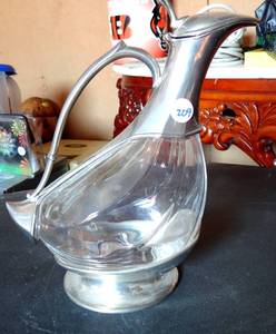lot 209 image: LOVELY WINE DECANTER WITH SILVER COLORED SPOT SHAPED LIKE BIRD