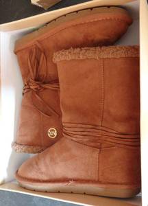 lot 220 image: MICHAEL KORS MK TODDLER GIRLS TAN BOOTS TASSELS CUTE PAMINA T SIZE 3 - used but vg condition