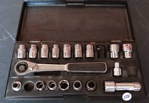 lot 228 image: GearWrench 8921 21 Pcs GearRatchet Combination SAE & Metric Socket Set - ALMOST COMPLETE