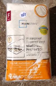 lot 257 image: MAINSTAYS FULL SIZE WATERPROOF ZIPPERED MATTRESS COVER