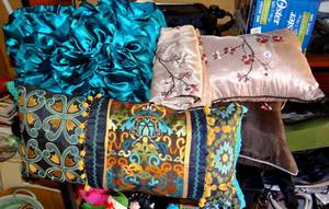 lot 277 image: ASSORTMENT OF VARIOUS SIZE PILLOWS