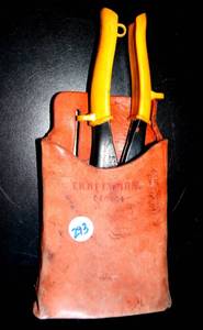 lot 293 image: CRAFTSMAN LEATHER UTILITY BELT HOLDER WITH PAIR OF TIN SNIPS
