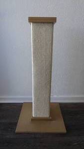 lot 3 image: 33 Square Cat Scratching Post