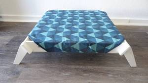 lot 28 image: Pet Lounge with Reversible Fabric Hammock - Blue TrianglesSolid Teal with White Frame - 21 x 21