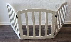 lot 50 image: 24 3 Panel White Folding Pet Gate - Spans to 72