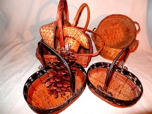 lot 13 image: Lot of metalwicker baskets
